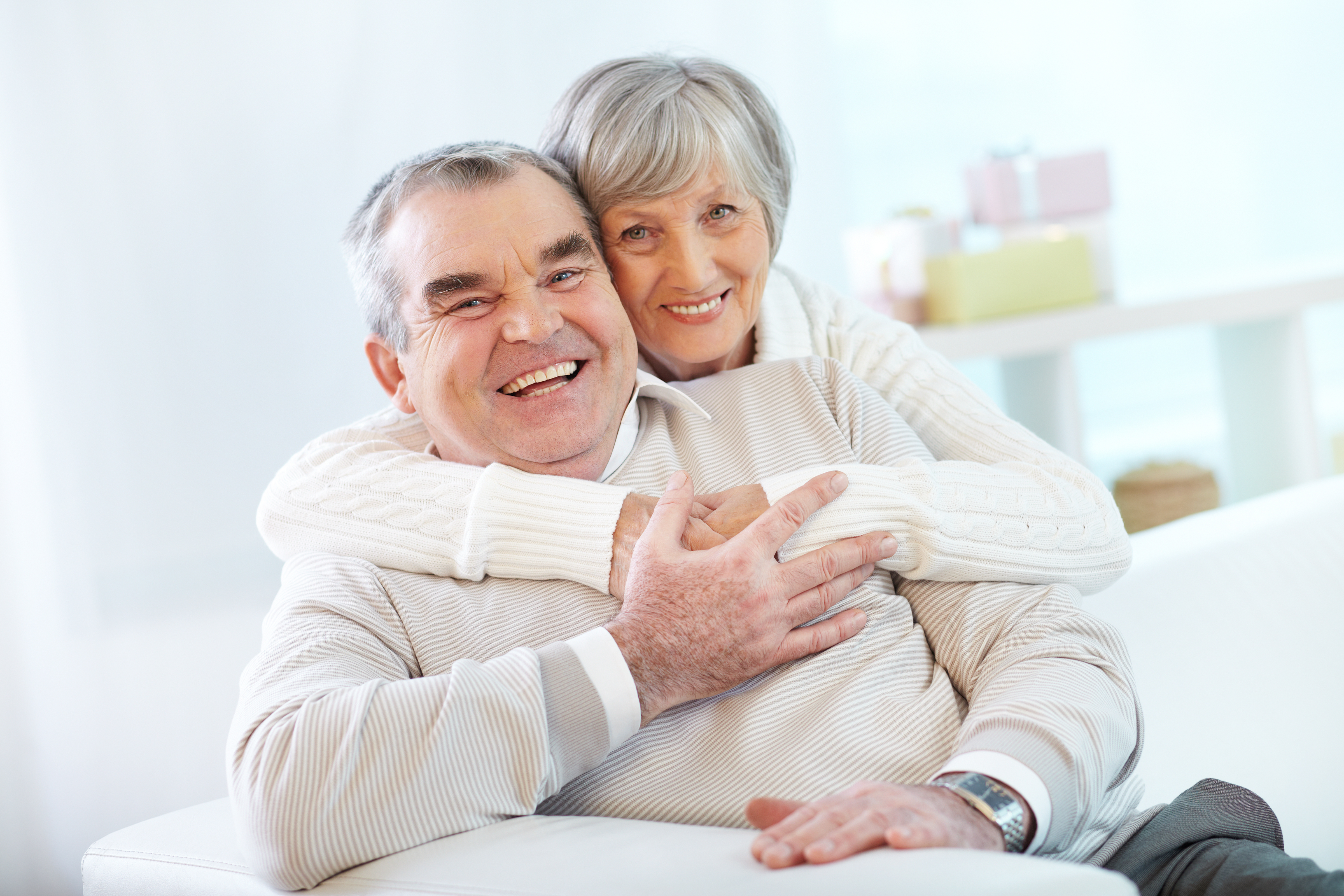 Пожилой возраст мужчина и женщина. Счастливые пенсионеры. Пожилые люди улыбаются. Пенсионеры улыбаются. Радостные пенсионеры.