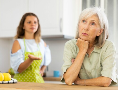Làm thế nào để giúp người cao tuổi chấp nhận nhu cầu được chăm sóc?