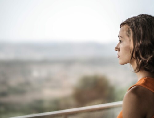 Nostalgian voittaminen: strategioita sopeutumiseen ja menestymiseen uudessa maassa.